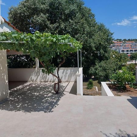 Holiday Home Dora Sutivan Exterior photo